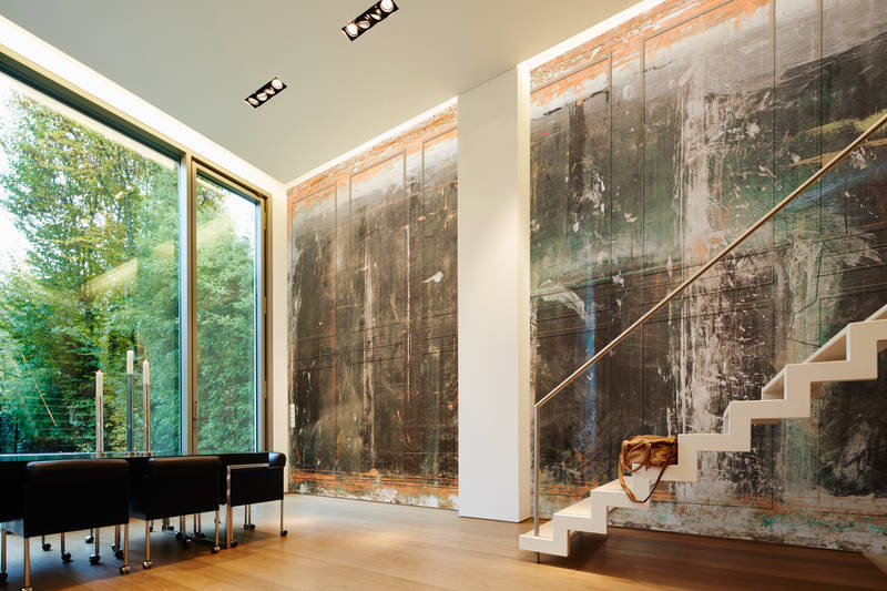 Wohnzimmer, Kunstwand, Stufenleiter, Stahltreppe, Glasfront, Holzboden, Sitzbereich, Leuchtende Fenster