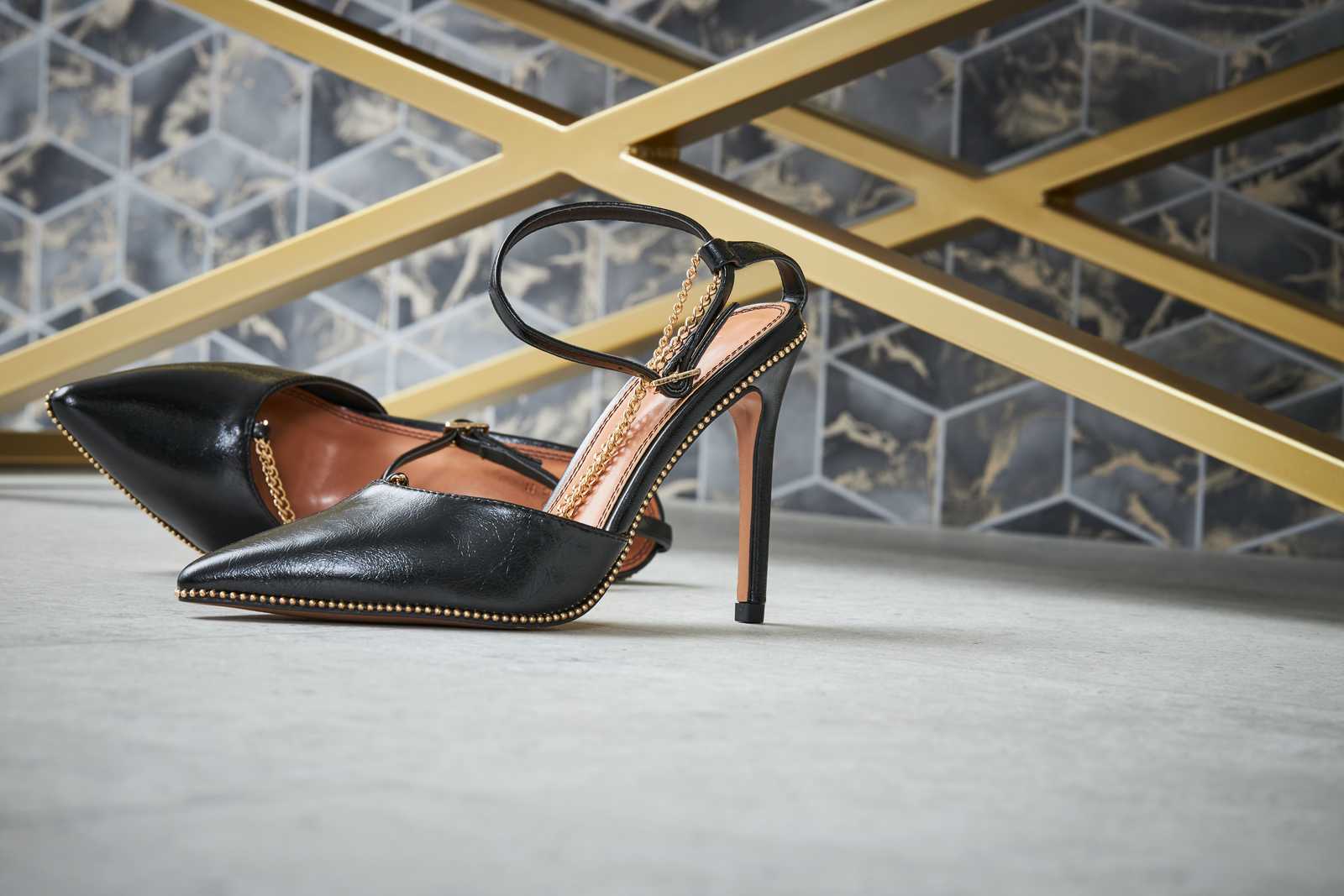             Wallpaper tile look with gold marbling - beige, grey, metallic
        