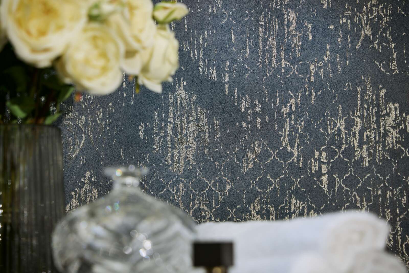 Detailreiche Vliestapete mit schimmernden Ornamenten und feiner Struktur – Blau, Silber, Metallic
