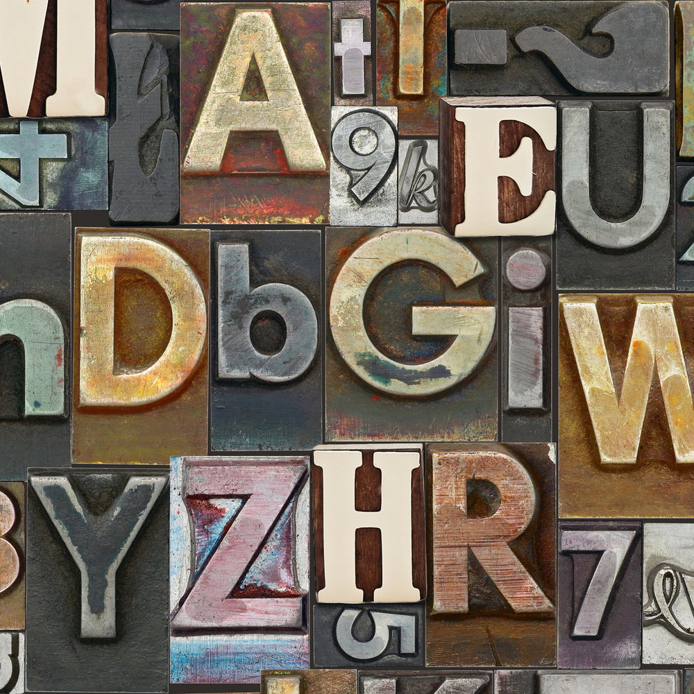 Tapete mit Typographie, bunte Letter im Used-Look – Braun, Bunt