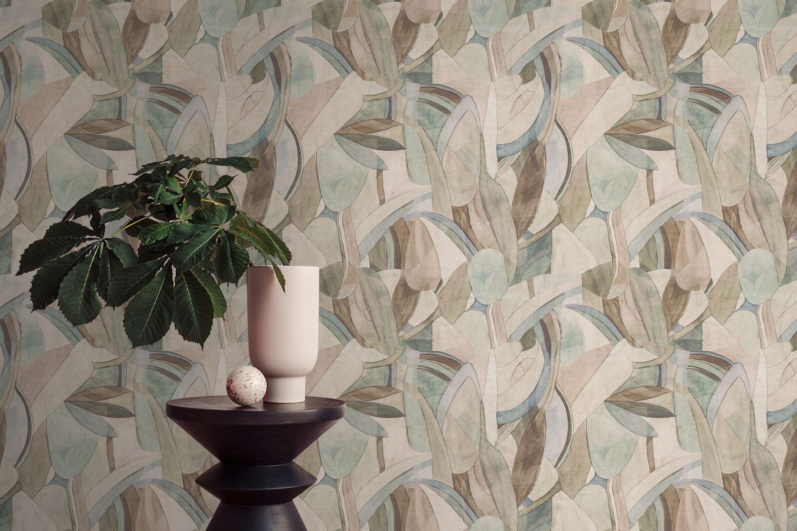             Moderne Vliestapete mit abstraktem Blättermuster, leichte Struktur – Bunt
        