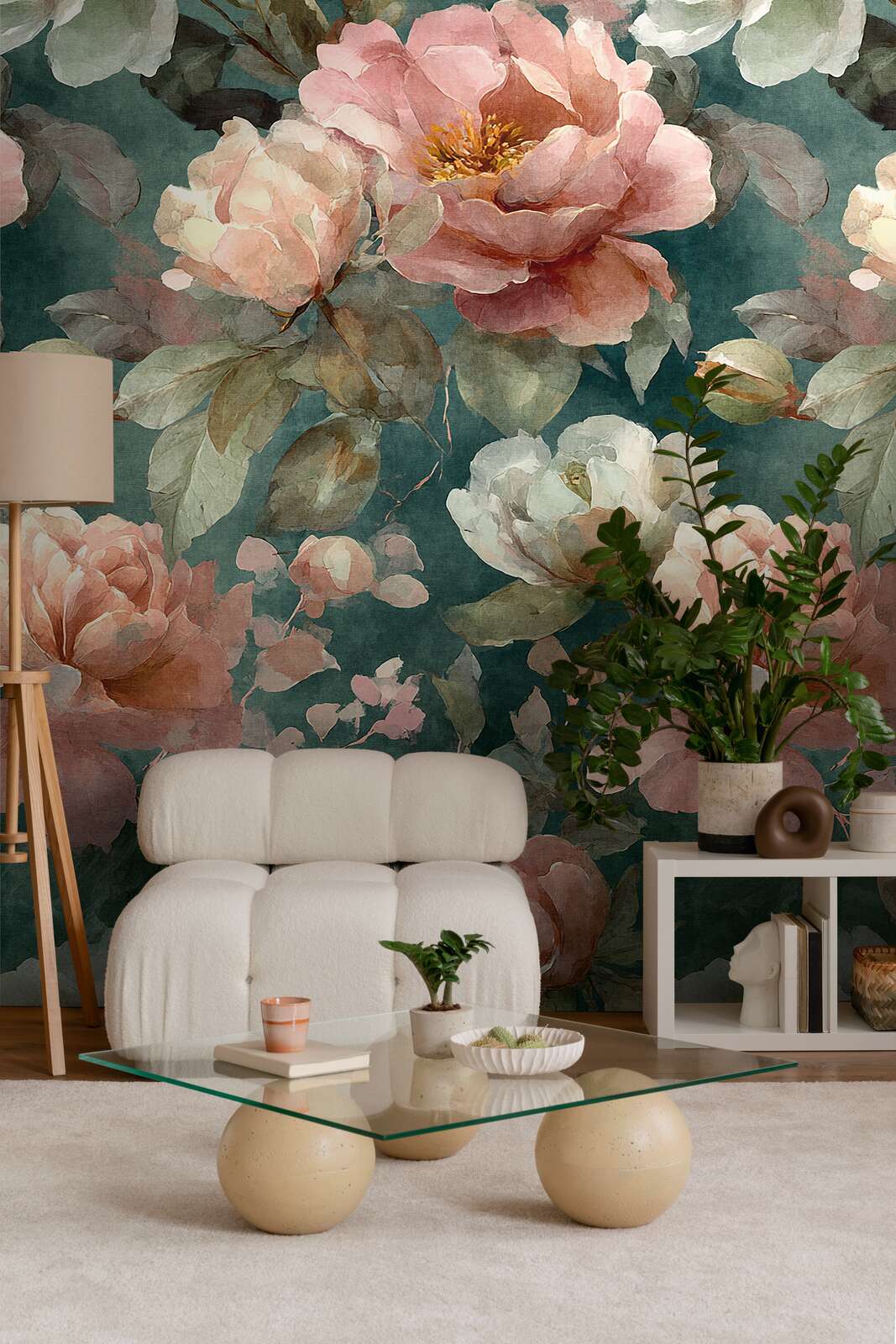 wohnzimmer, tapete floral, rosenmotiv, glasbeistelltisch, pflanze, möbelfläche