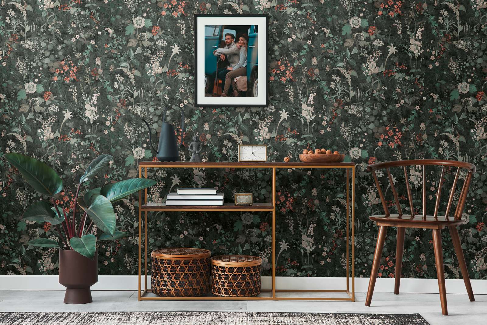             Schwarze Blumentapete mit Blüten Muster in Grau und Grün
        