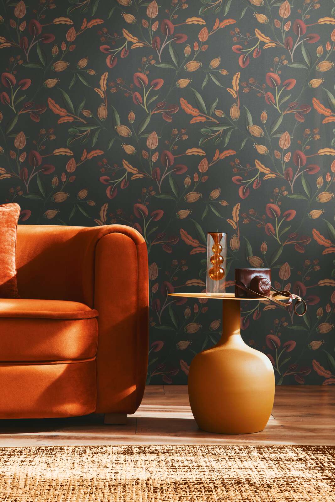             Ausdrucksstarke Vliestapete mit floralem Muster und lebendigen Blattdetails im Vintage-Stil, fein strukturiert – Schwarz, Bunt
        