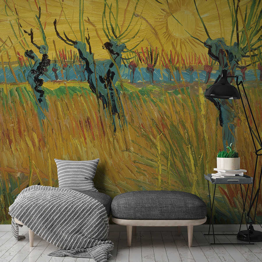 Abstractes Wandbild, Gelbes Feld, Grüne Pflanzen, Schwarze Standlampe, Graues Sofa