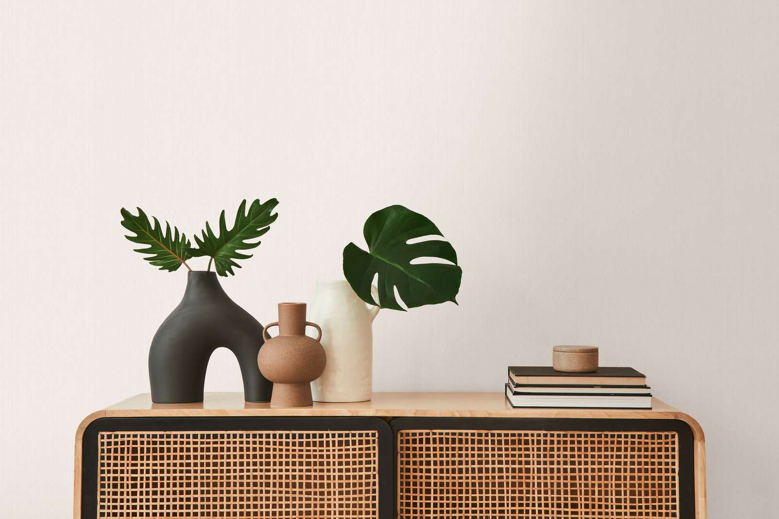             Cremeweiße Tapete seidenmatt mit natürlichem Struktureffekt
        