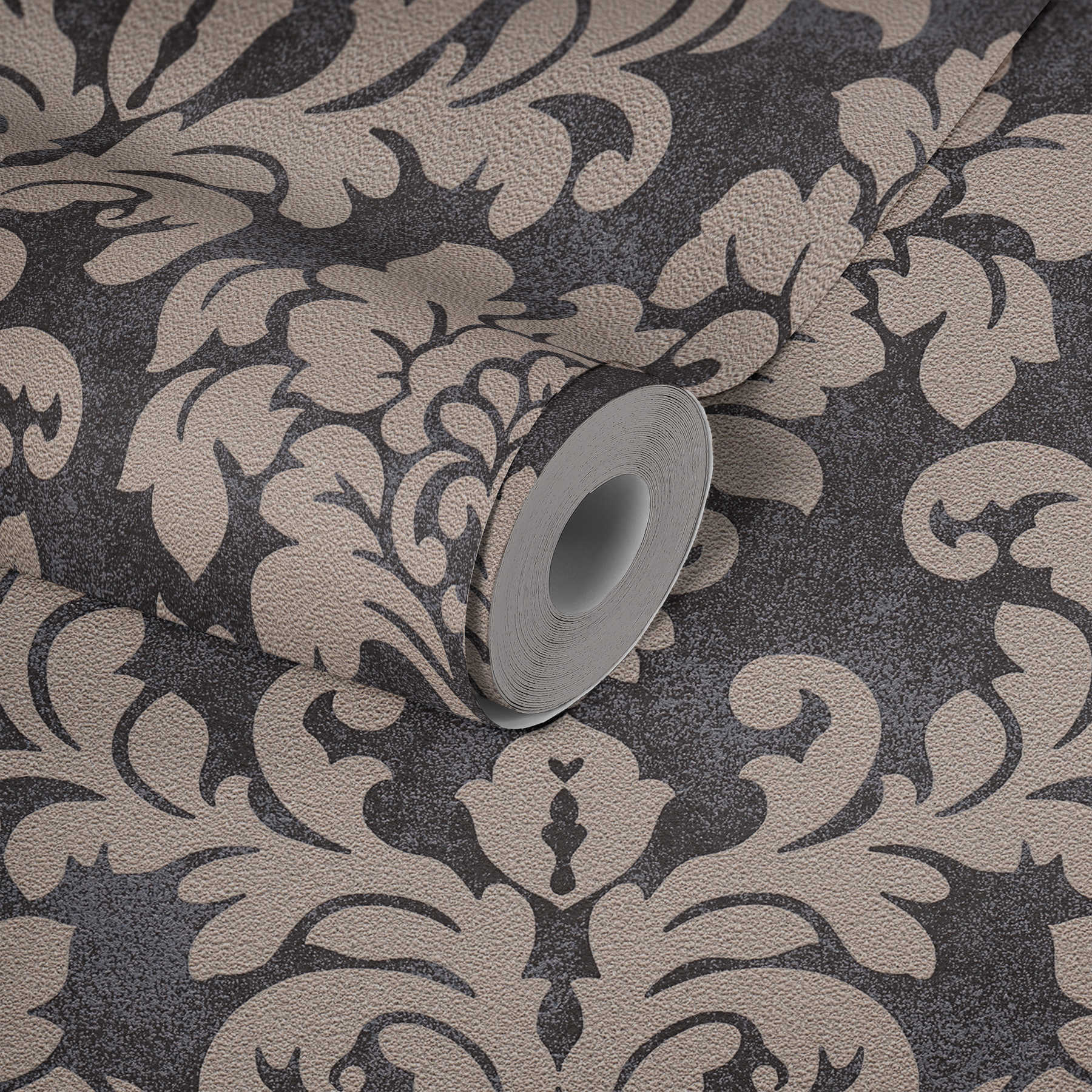             Florale Ornamenttapete mit Metallic-Effekt – Schwarz, Silber, Beige
        