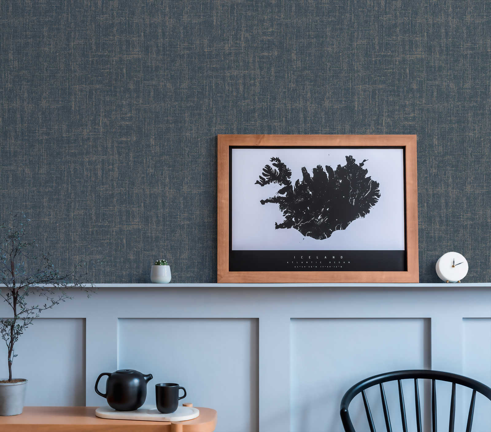             Marineblaue Tapete mit Metallic Akzent – Blau
        