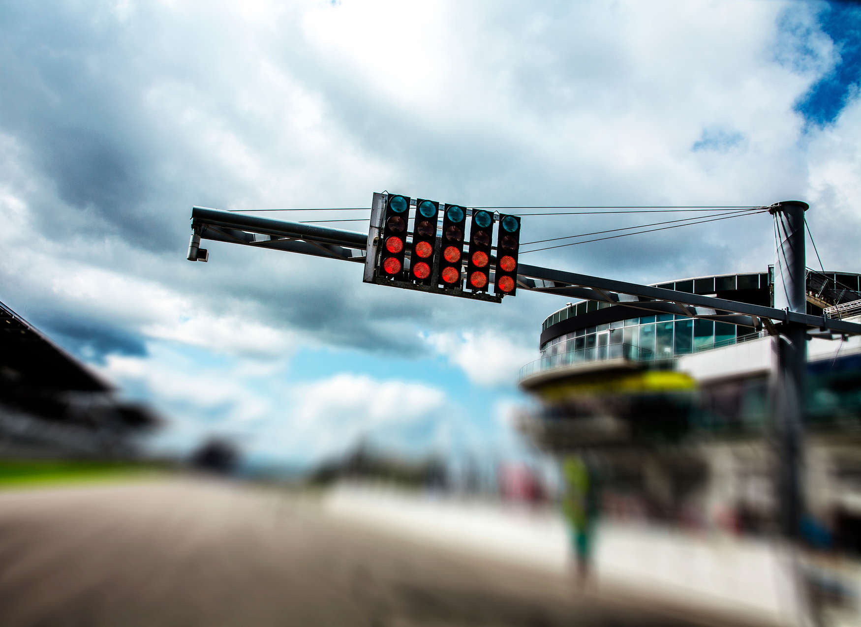             Fototapete Rennstrecke mit Ampel und Gebäude – Blau, Rot, Bunt
        