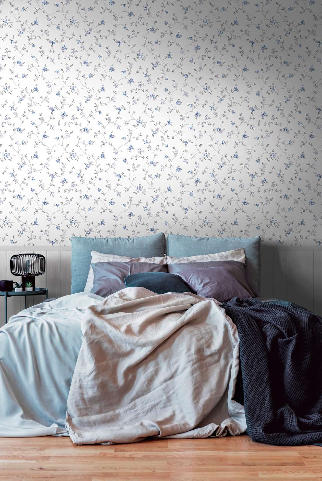             Vlies-Motivtapete mit Holz-Optik-Sockelborte und Blümchenmuster – Weiß, Grau, Blau
        