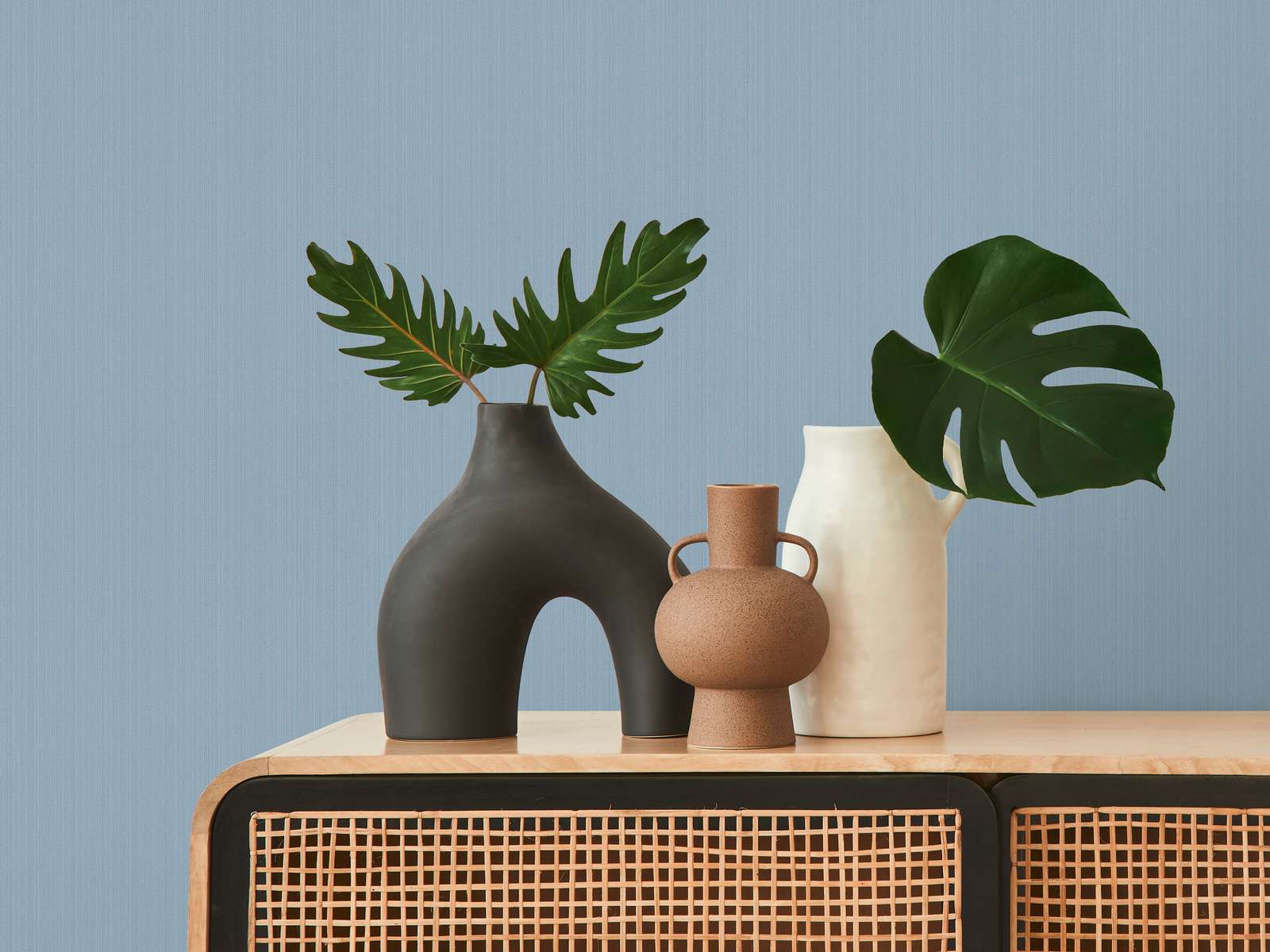             Blaue Vliestapete einfarbig, seidenmatt mit Struktureffekt
        