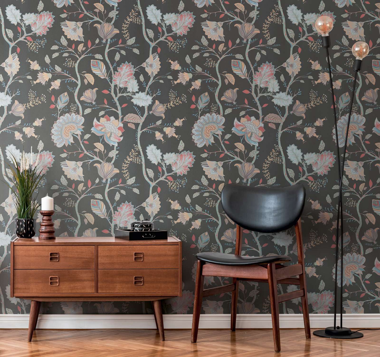             Florale Vliestapete mit gedeckten Farben - Rot, Grün, Schwarz
        