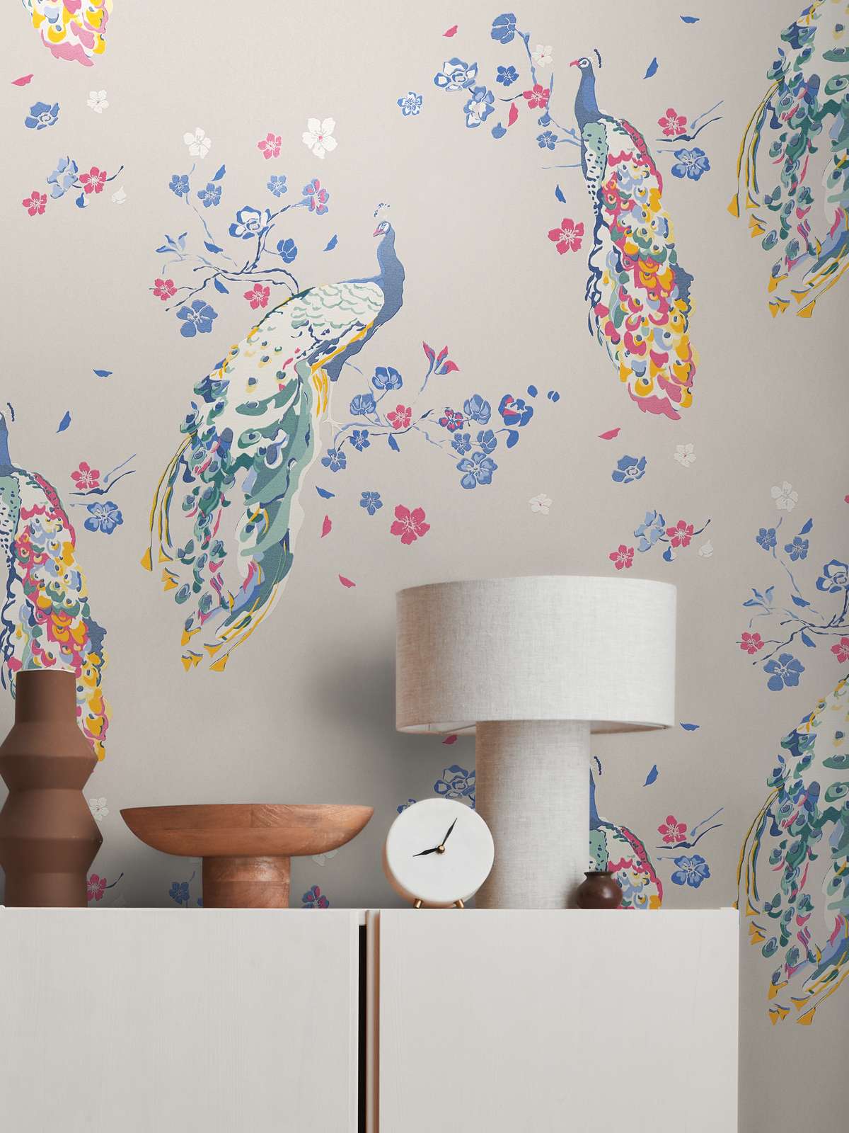             Mustertapete mit Pfaumuster und Glanzeffekt – Beige, Blau, Bunt
        