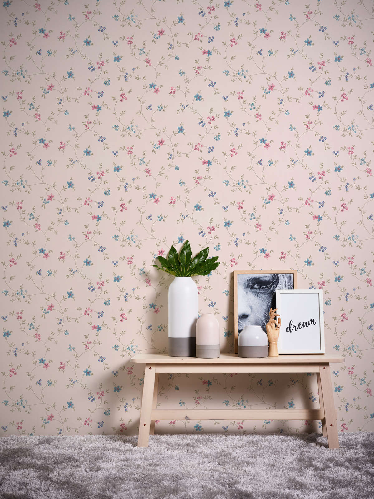             Vliestapete mit floralen Blumenranken – Creme, Grün, Rosa
        