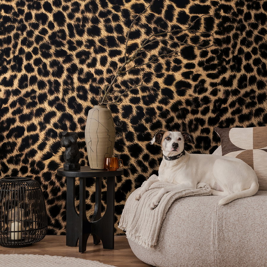 Leopardendruck, Wandmuster, Hund auf Sofa, Steinflasche, Dekorative Lampe