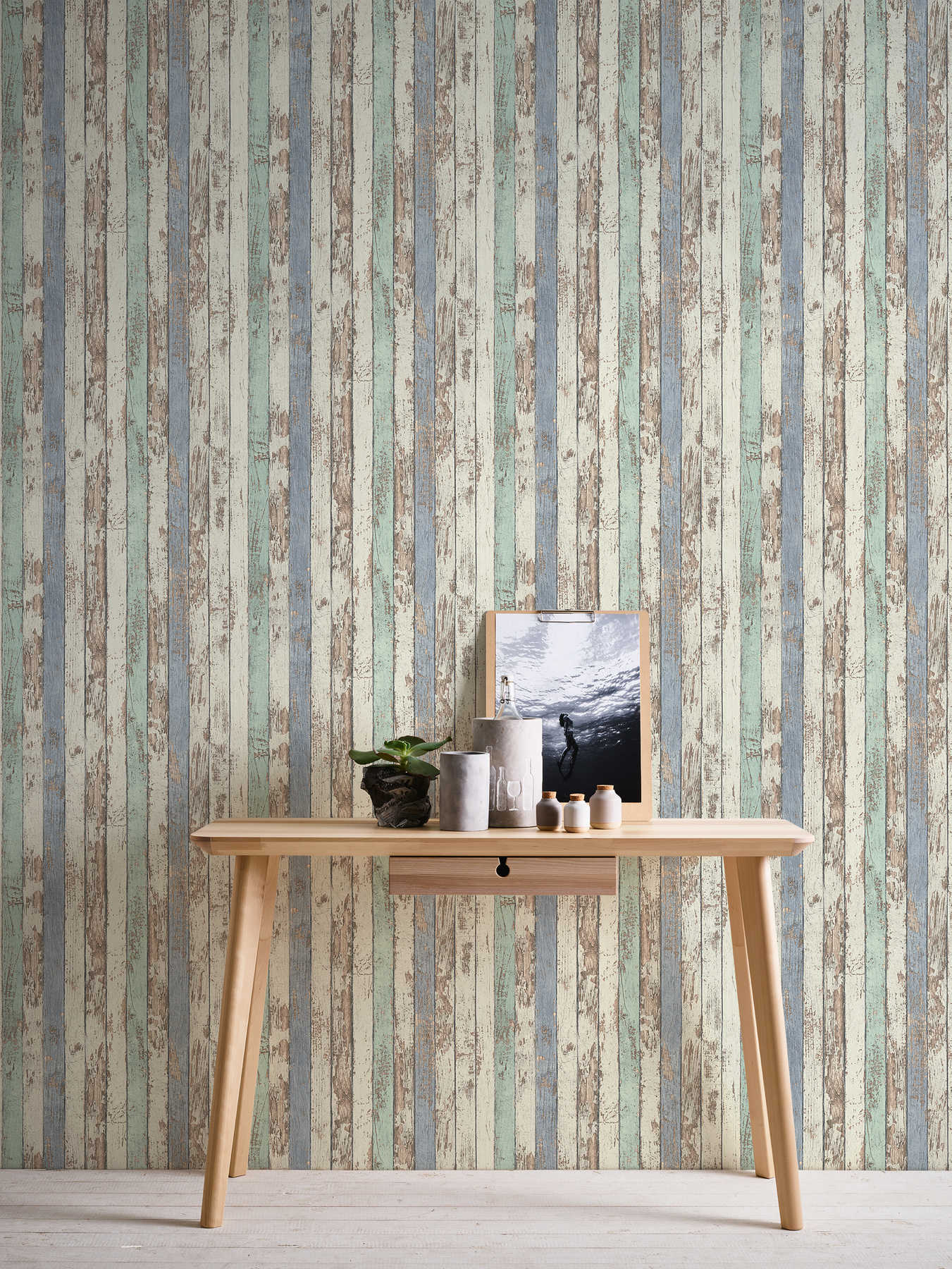             Holztapete mit buntem Brettermotiv im Shabby Chic Stil – Weiß, Braun, Blau
        