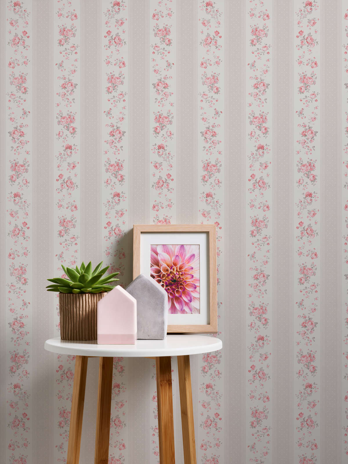 Tapete im Shabby Chic Stil mit floralen und gepunkteten Streifen – Greige, Weiß, Rot