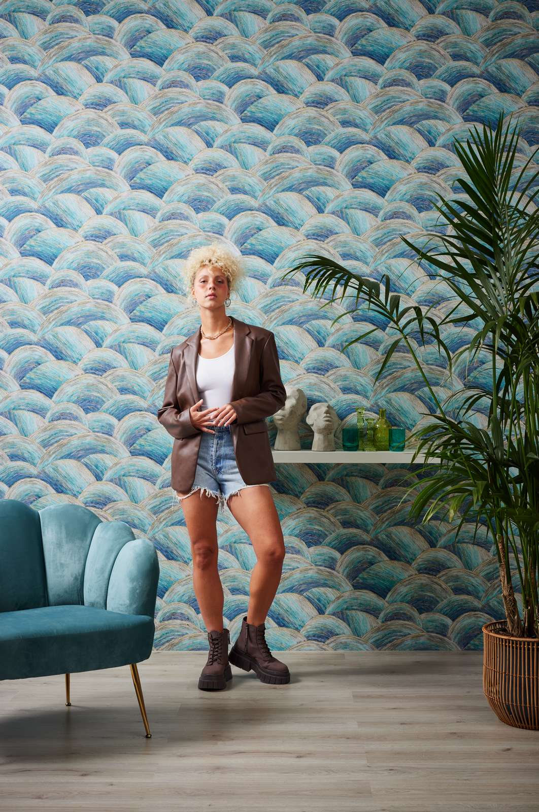             Abstrakte Vliestapete mit Wellenmuster & Glanzeffekt – Blau, Türkis, Gold
        