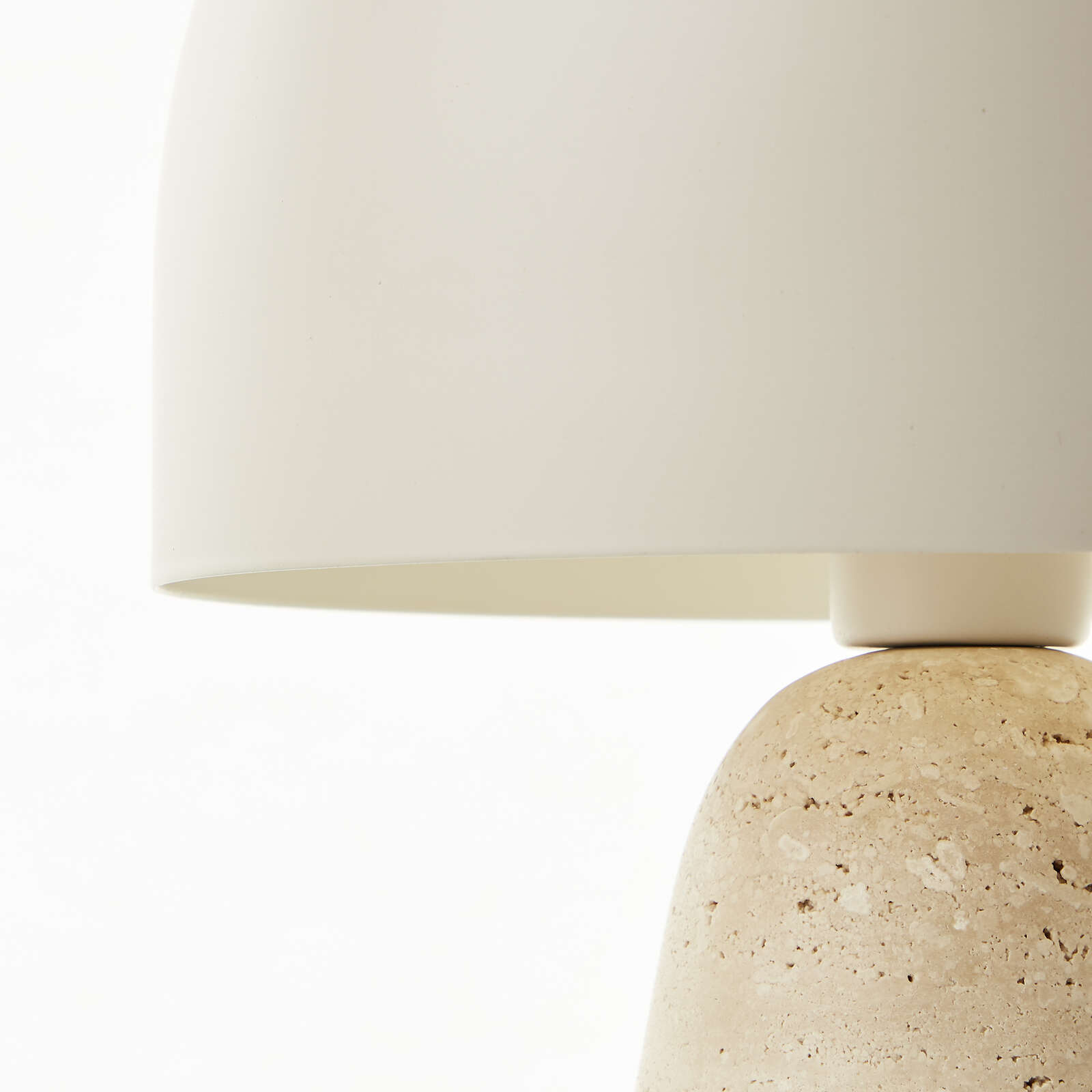             Retro-style table lamp with natural stone base and hemispherical shade - Timeless design for stylish accents 20cm diameter x 31.5cm height - Beige
        