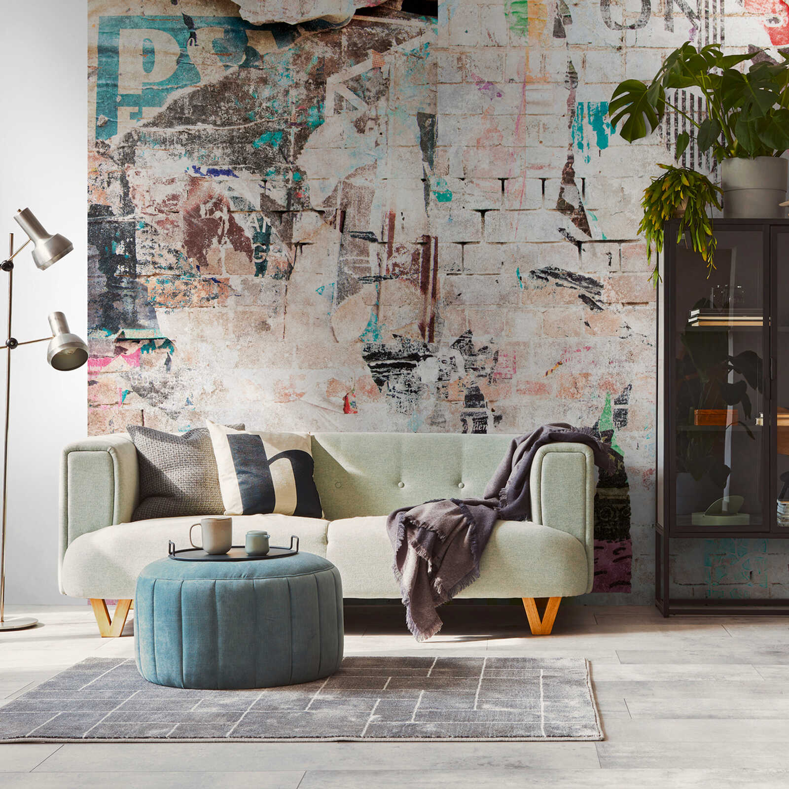             Backsteinwand Fototapete mit Graffiti und abgerissenen Postern im Used Look als Vliestapete – Beige, Bunt, Blau
        