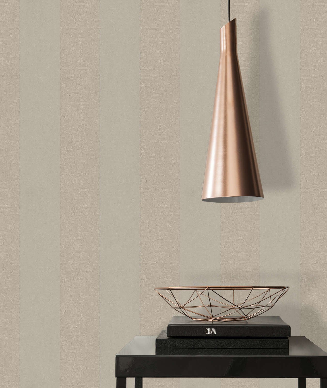            Elegante Vliestapete mit samtigen Blockstreifen auf glänzendem Kompaktvinyl – Creme, Metallic
        