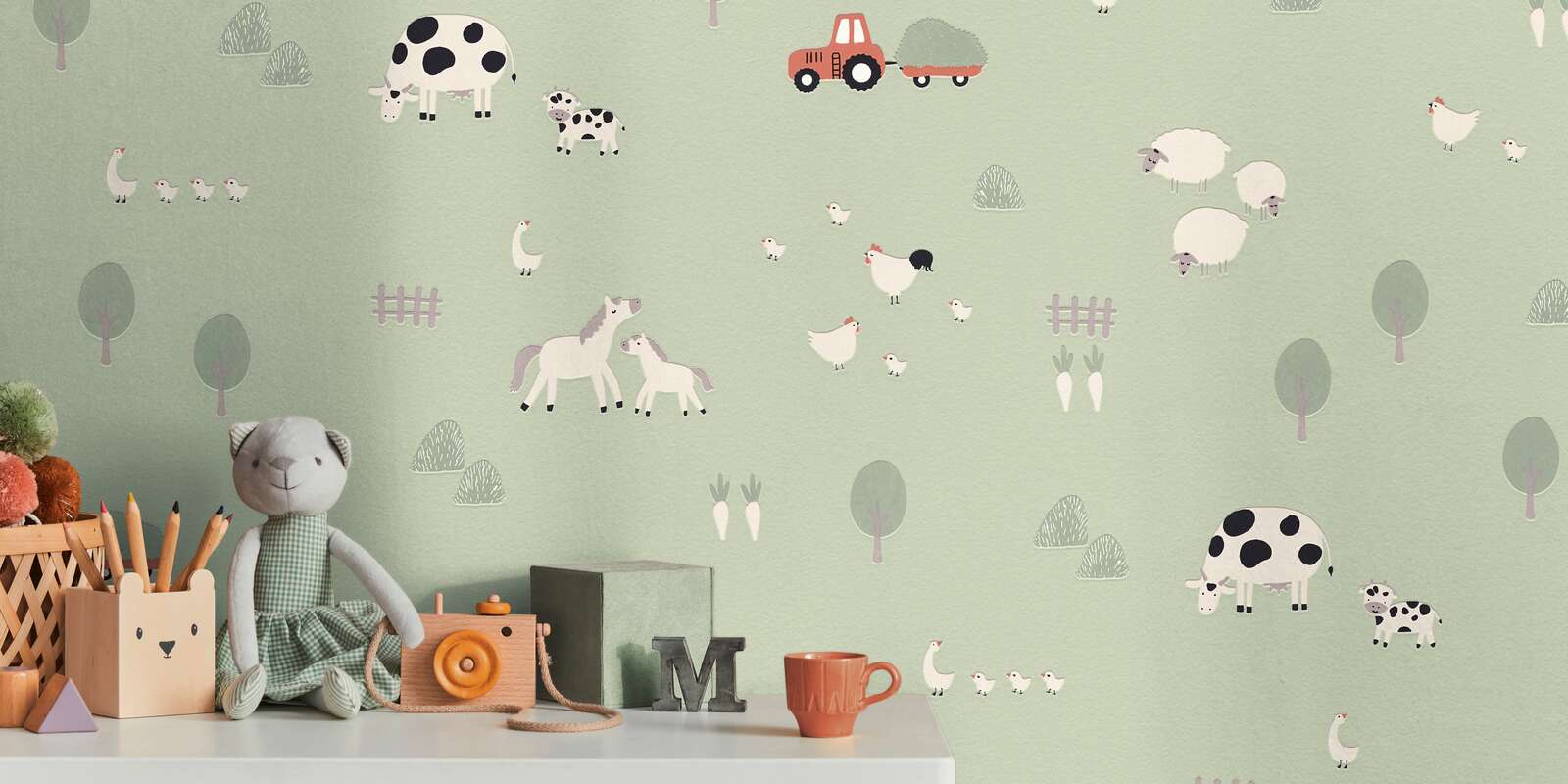 tapezierwand, tiermotive, pastellgrün, kinderszene, holzspielzeug