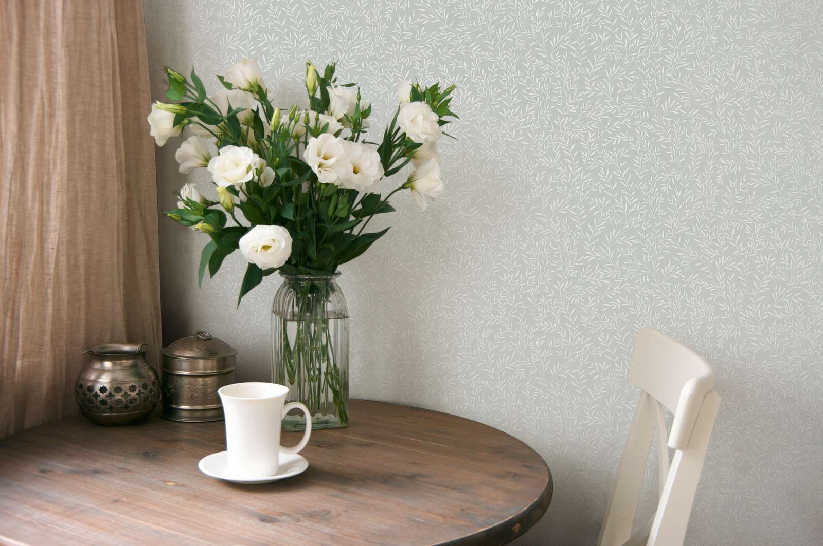             Tapete mit Blätterranken im Landhausstil – Grau, Weiß
        