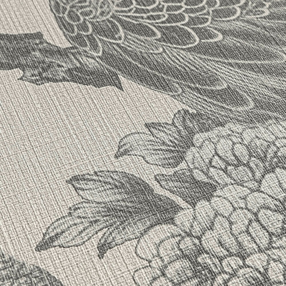             Blumenmuster im englischem Landhausstil mit Vögeln als Vliestapete von MICHALSKY – Grau, Beige
        