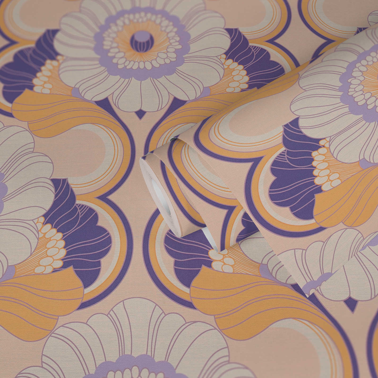             Retro Tapete mit Blumenmuster – Beige, Gelb, Lila
        