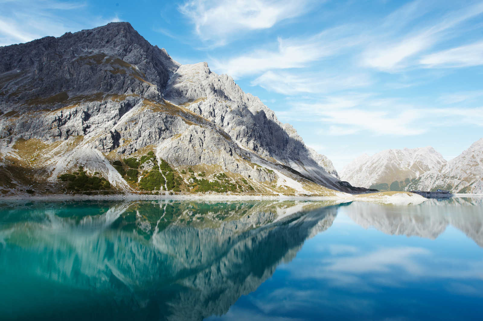             Bergsee klar - Leinwandbild mit natürlichem Bergpanorama – 0,90 m x 0,60 m
        