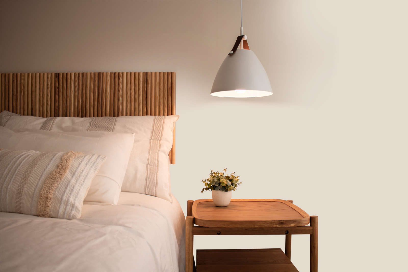 Bett, Nachttisch, Lampe, Holz, Kopfteil aus Holz