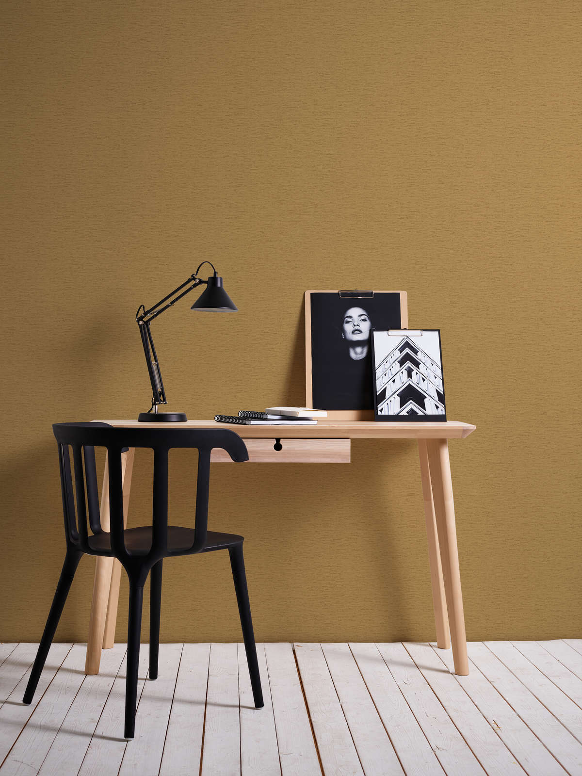 Einfarbige Tapete in Textil-Optik mit leichter Struktur, matt – Goldbraun, Gelb