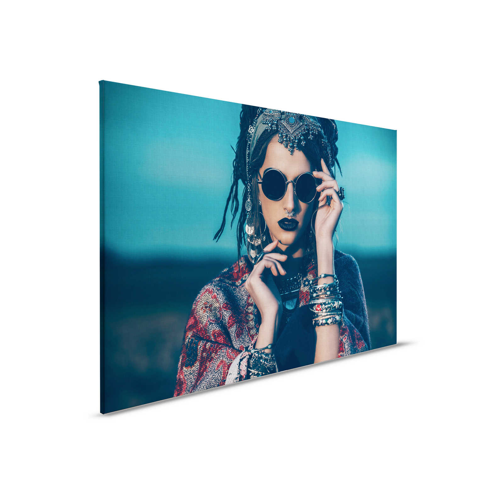         La bohème 1 - Leinwandbild mit Frau im Bohostyle auf naturleinen Struktur – 0,90 m x 0,60 m
    