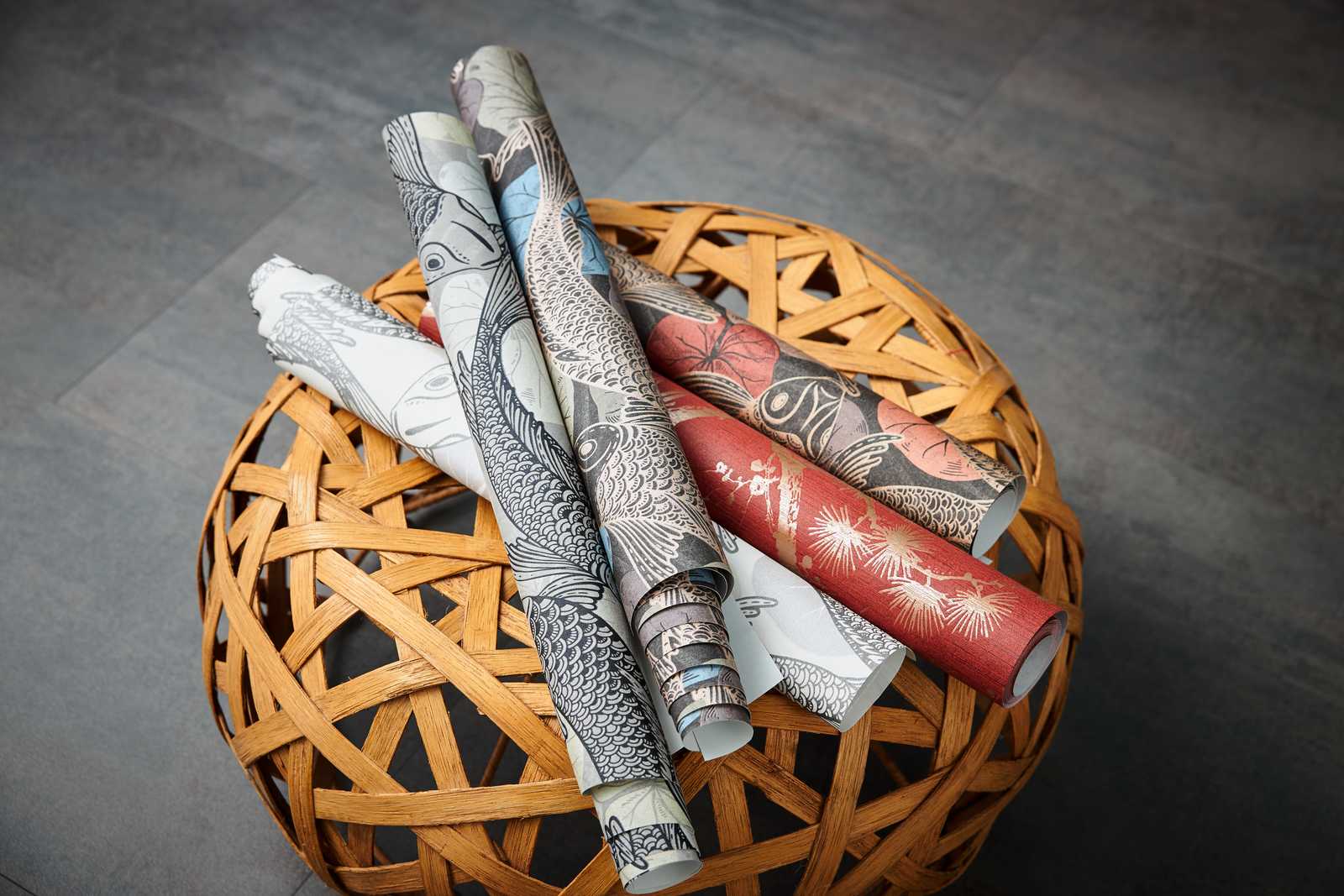             behang koi design in aziatische stijl met metallic effect - beige, grijs, metallic
        