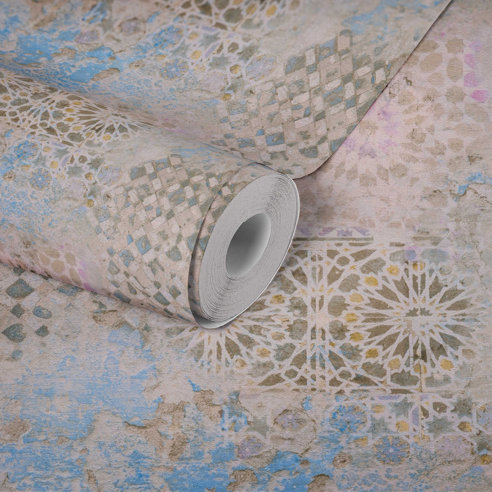             Bunte Mosaik Tapete mit rustikaler Wandoptik – Beige, Blau, Braun
        