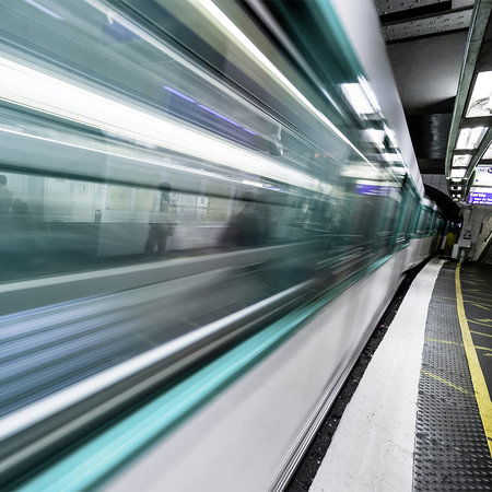         Muurschildering Trein komt aan - Metro in Parijs
    