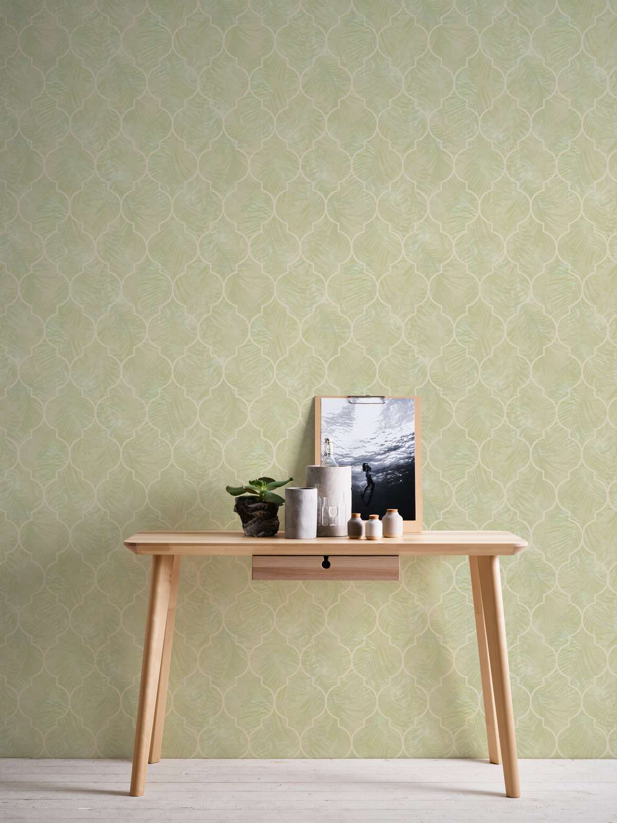             Florale Blätter Tapete mit Fliesen Ornament – Beige
        