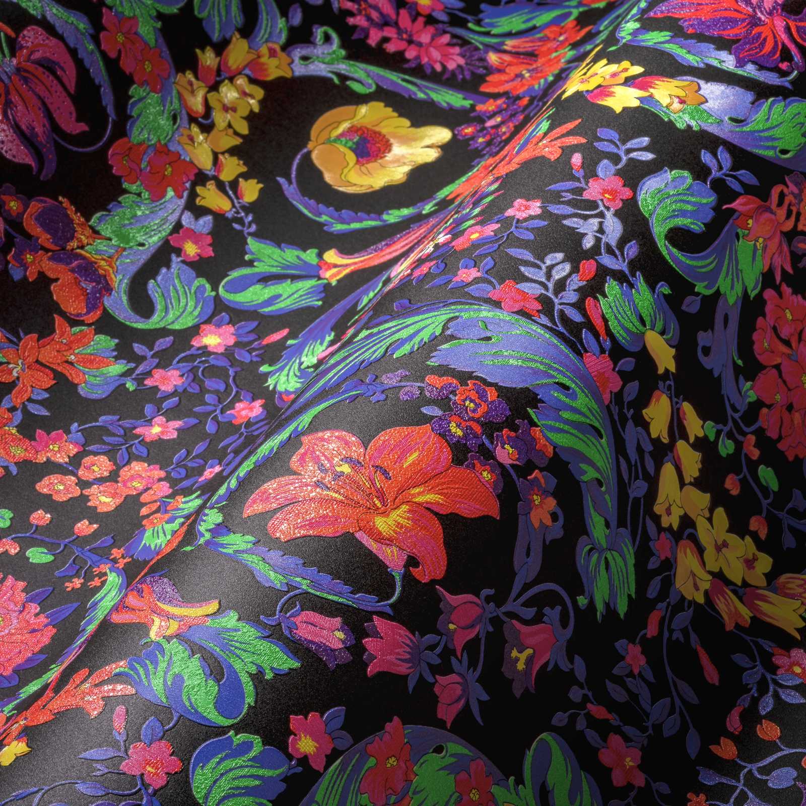             Florale VERSACE Tapete Ornamente in Neonfarben – Bunt
        
