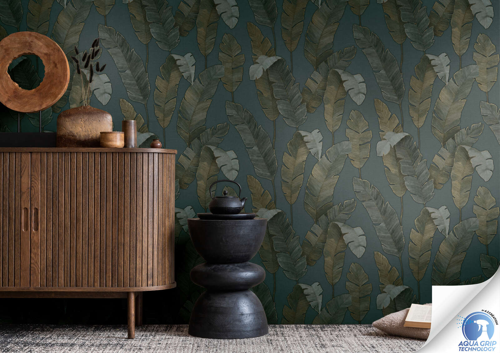             Stilvolle Dschungel-Vliestapete mit großen, dunklen Palmblättern und feiner Struktur – Water. Fix. Ready. – Petrol, Grün, Braun
        