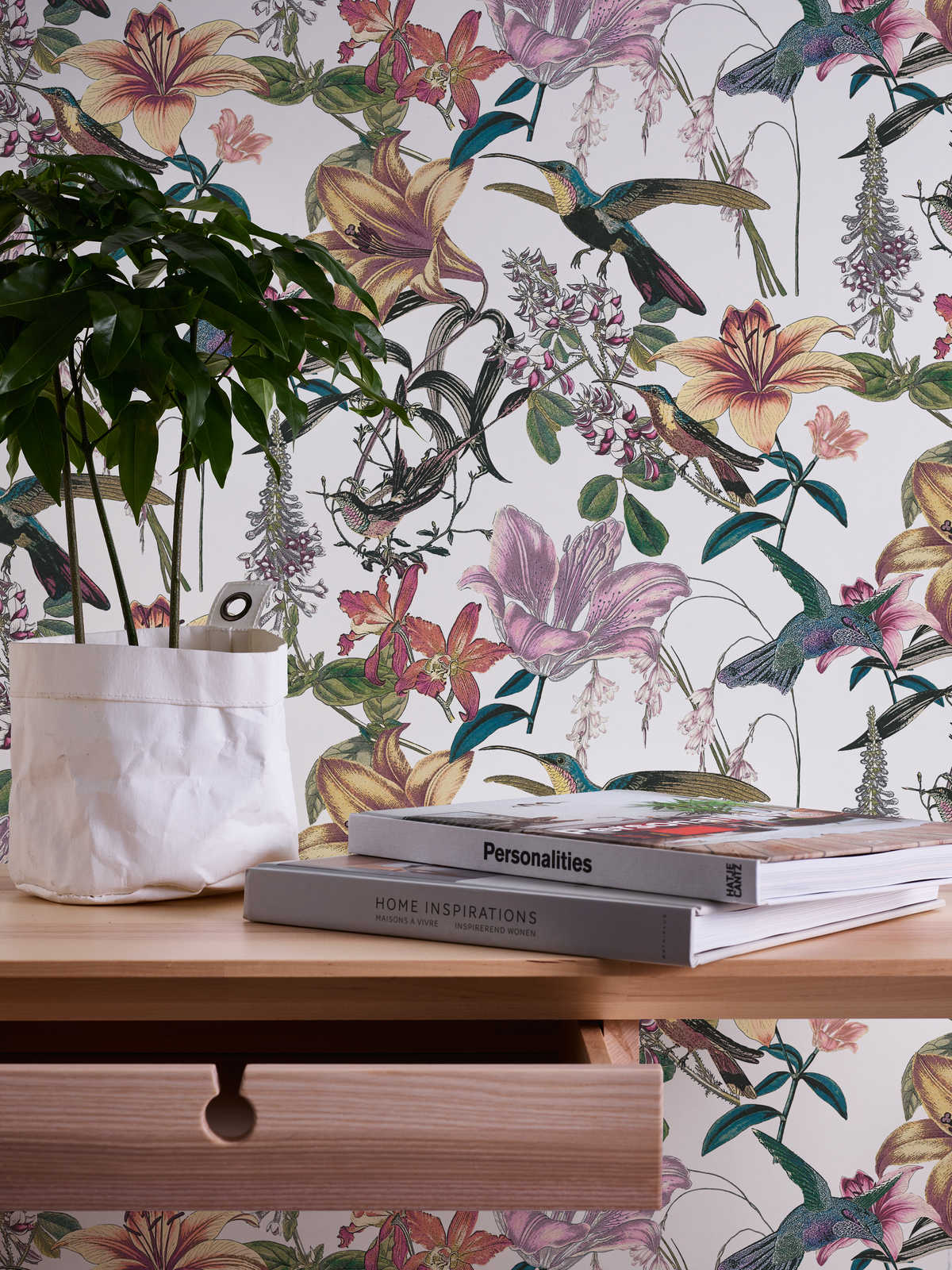             Bunte Blumentapete mit Kolibri Design – Bunt, Grün, Gelb
        