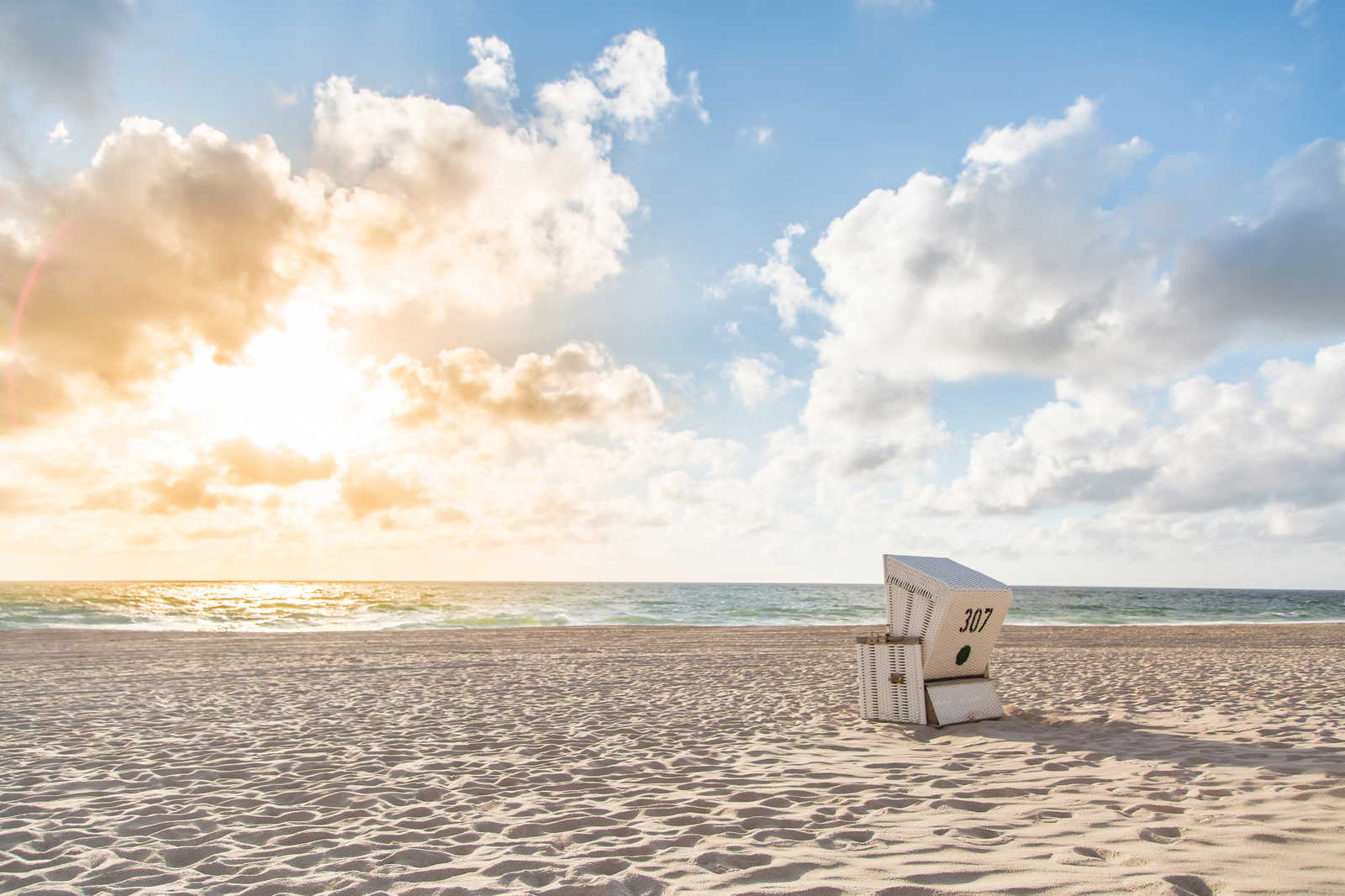             Leinwand mit Strandkorb bei Sonnenaufgang – 0,90 m x 0,60 m
        