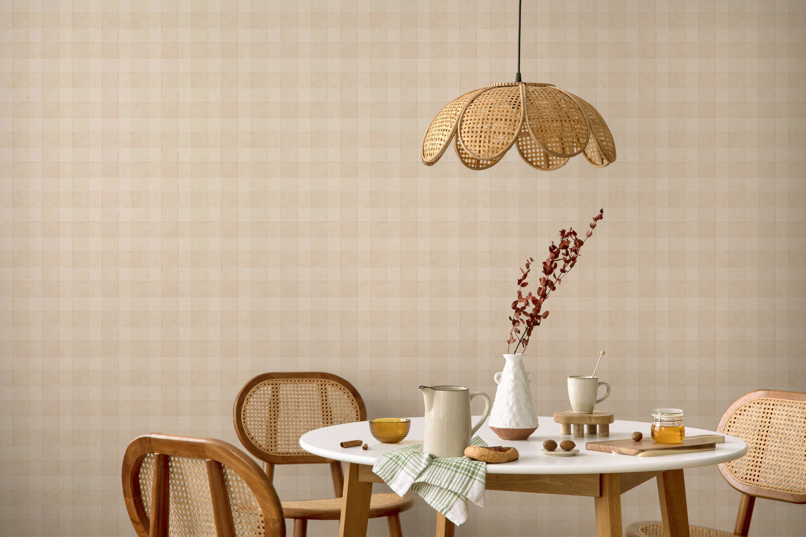 Esstisch, Wandtapete, Hängelampe, Rattanstuhl, Vase mit Zweigen