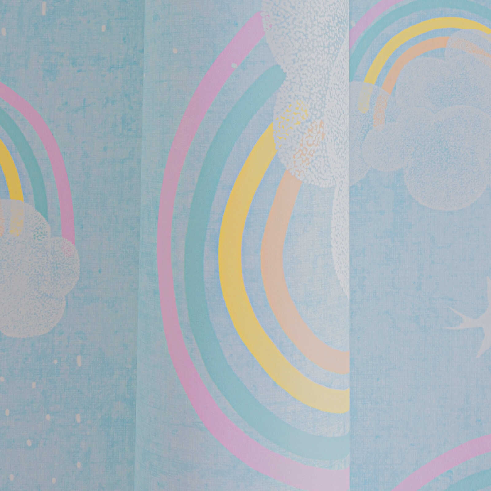             Kinderzimmer Vliestapete mit Regenbögen und Wolken – Bunte Himmelswelt für fröhliche Kinderzimmer – Blau, Bunt, Weiß
        