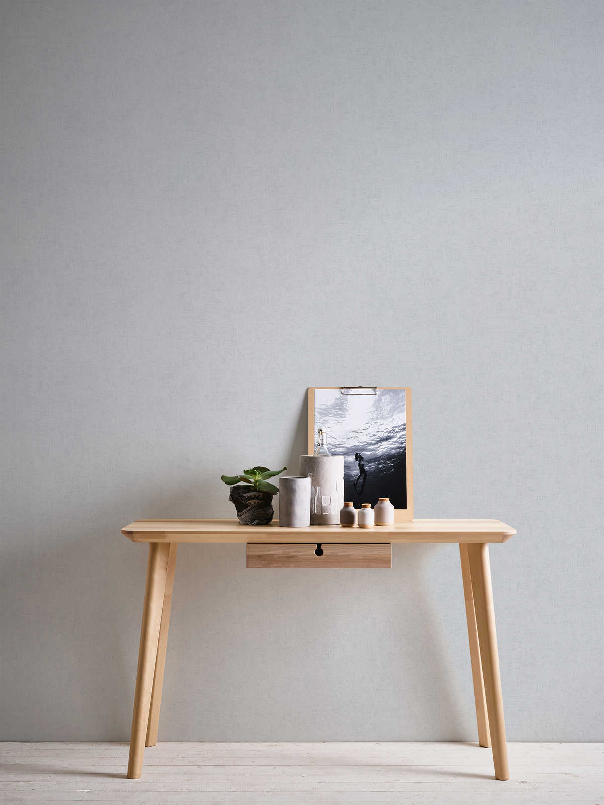             Melierte Tapete uni Grau mit Metallic Glanz
        