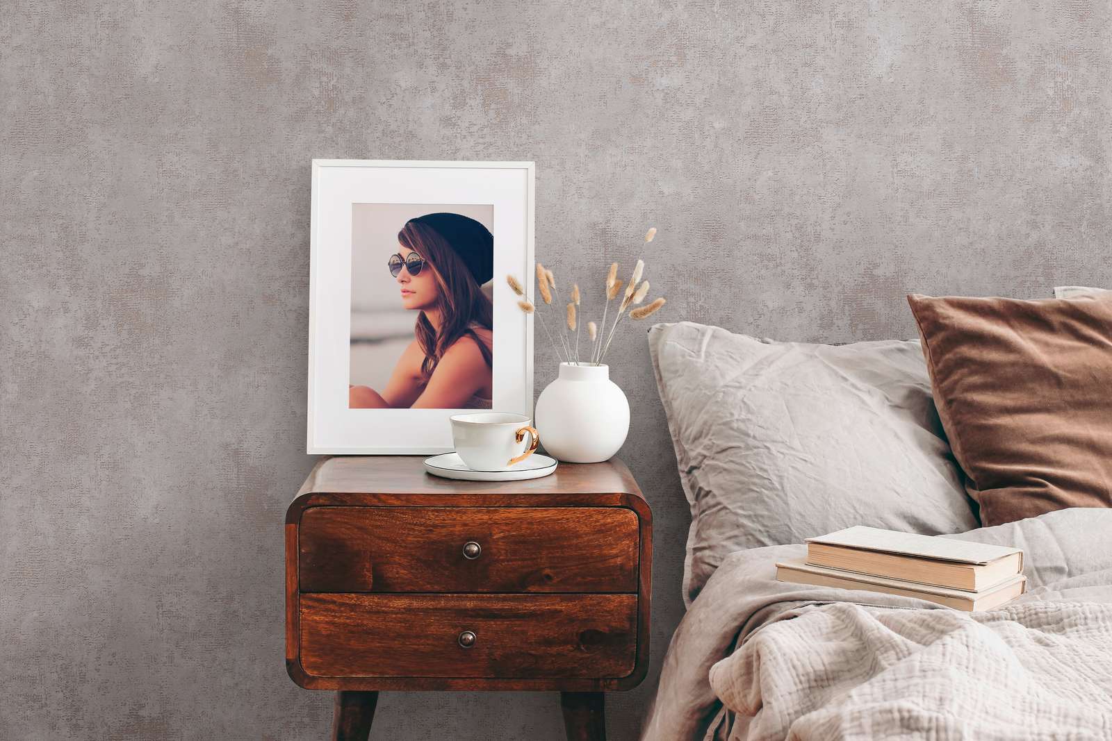             Graue Vliestapete mit Metallic Struktureffekt
        