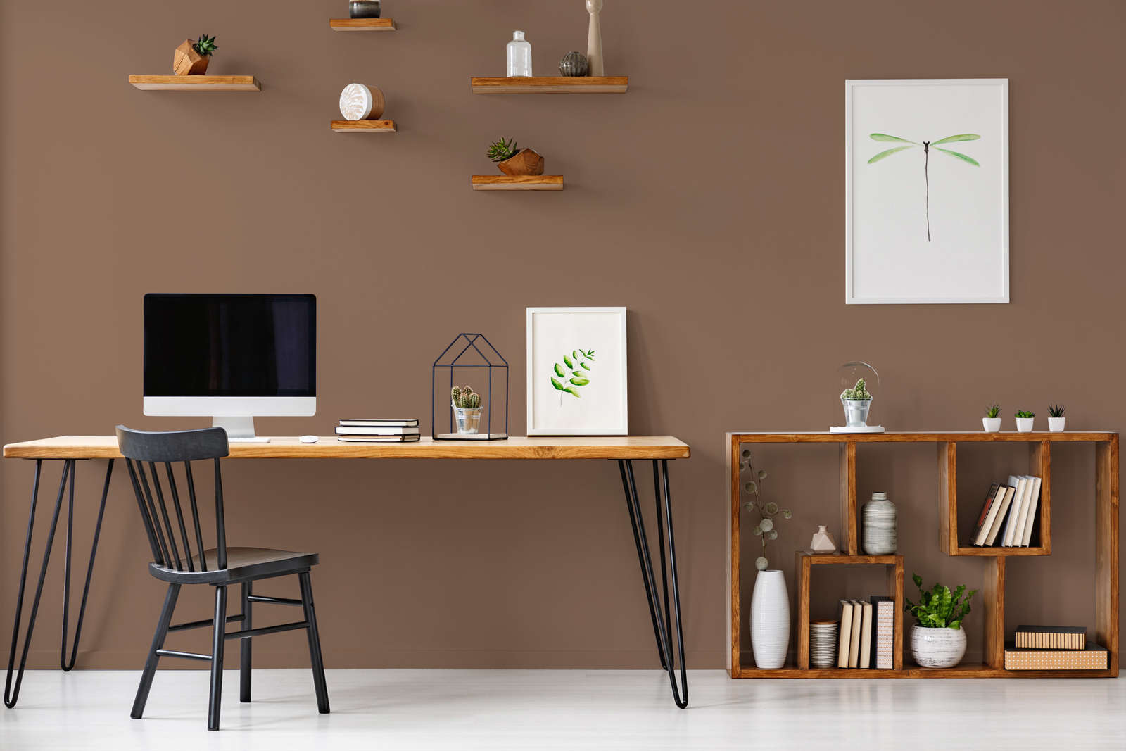 Schreibtisch, Computer, Holztafel, Wandregal, Pflanzen