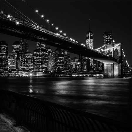         Papier peint panoramique Brooklyn Bridge de nuit - noir et blanc
    