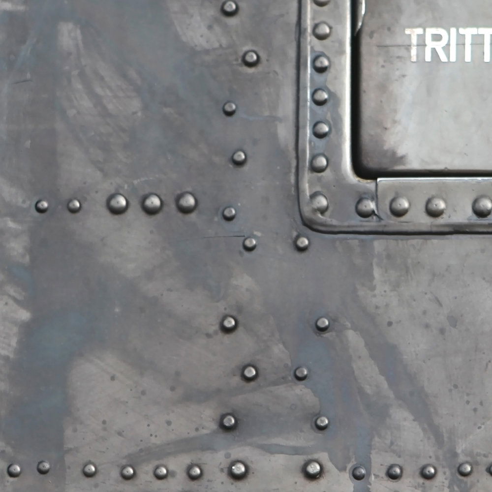             Industrielle Fototapete – Vliestapete mit verschraubten Metallplatten im Used-Look – Grau
        