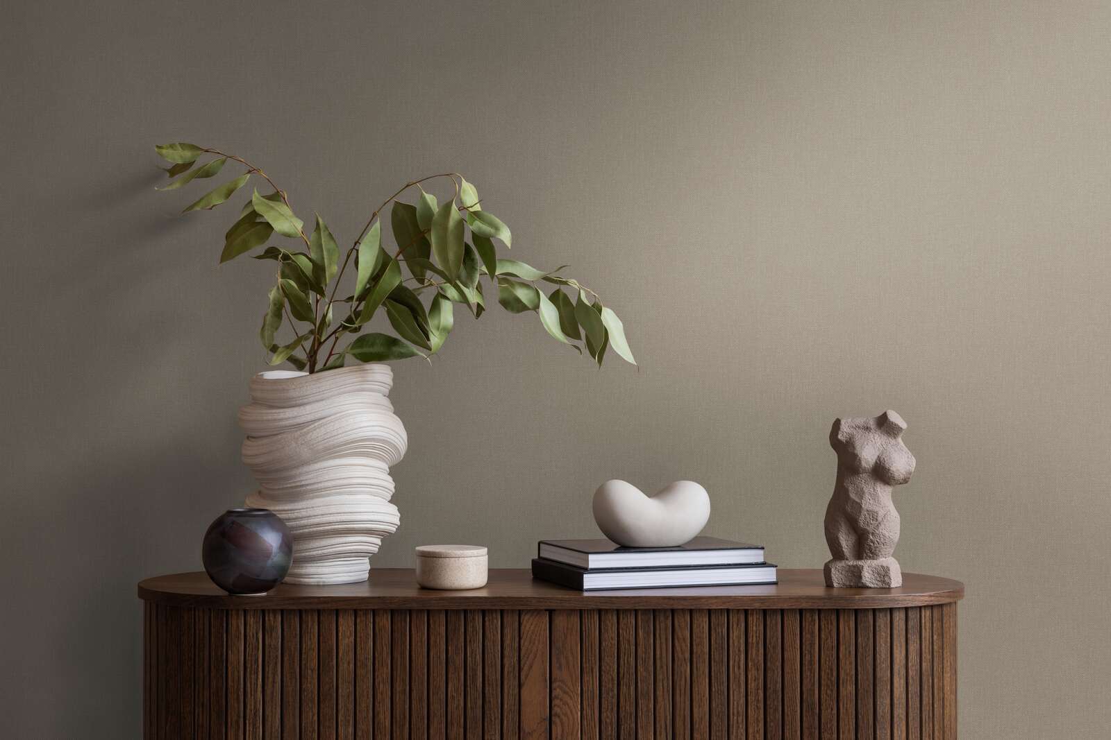 Dekorvase, Skulptur, Bonsai-ähnlich, Holzsideboard, Grünpflanze