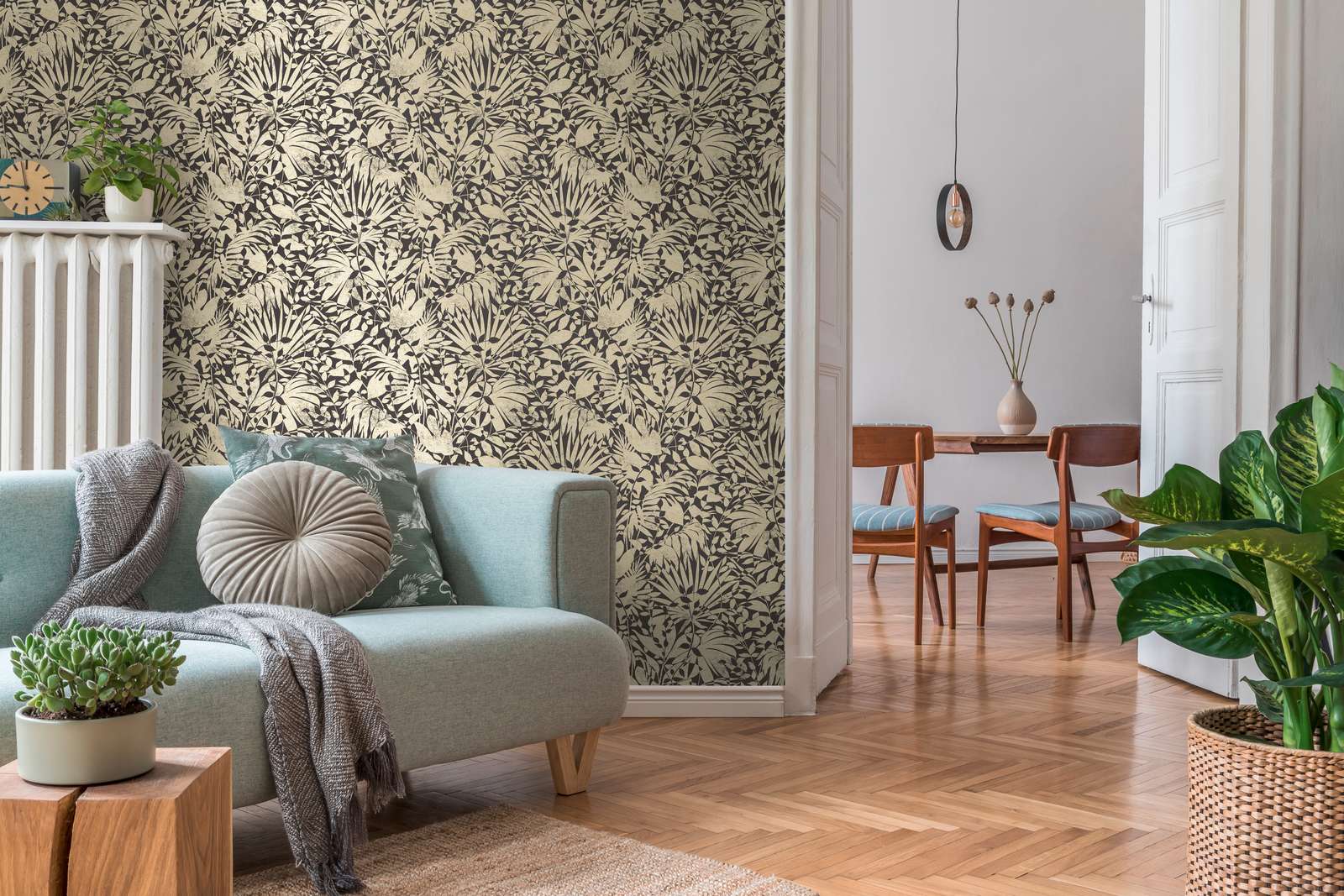             Schwarze Metallic-Tapete mit floralem Muster
        